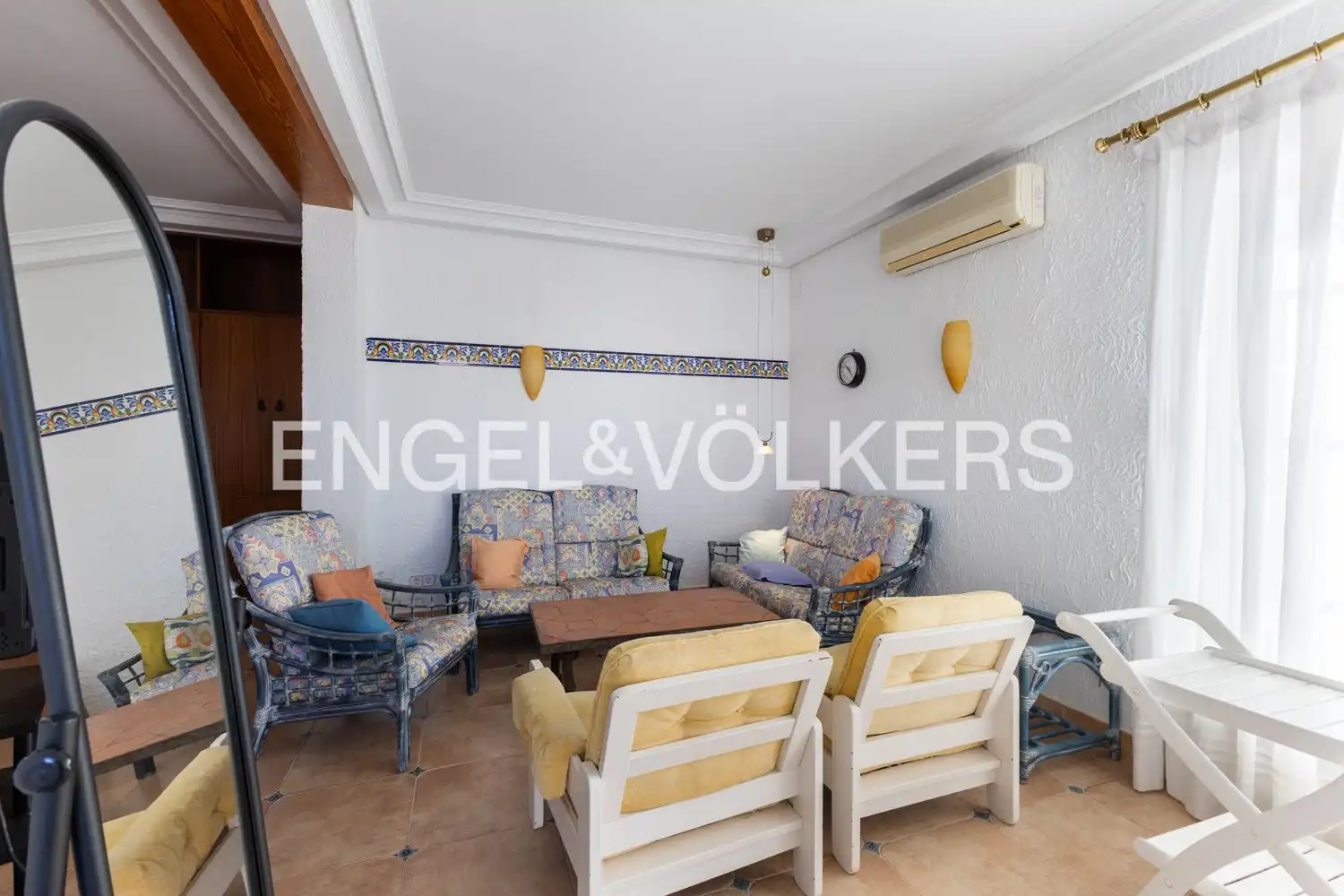 Sala d'estar de Casa o xalet en venda en Sagunto / Sagunt amb Aire condicionat, Calefacció i Jardí privat