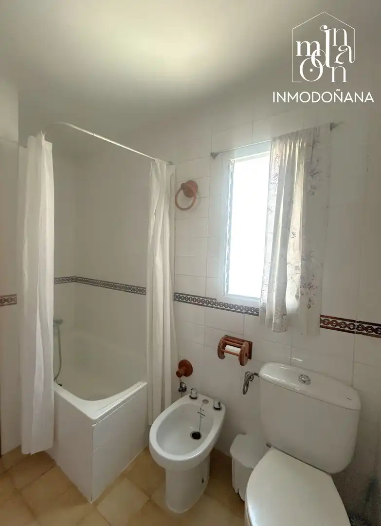Baño de Casa adosada en venta en Almonte con Terraza, Piscina y Amueblado