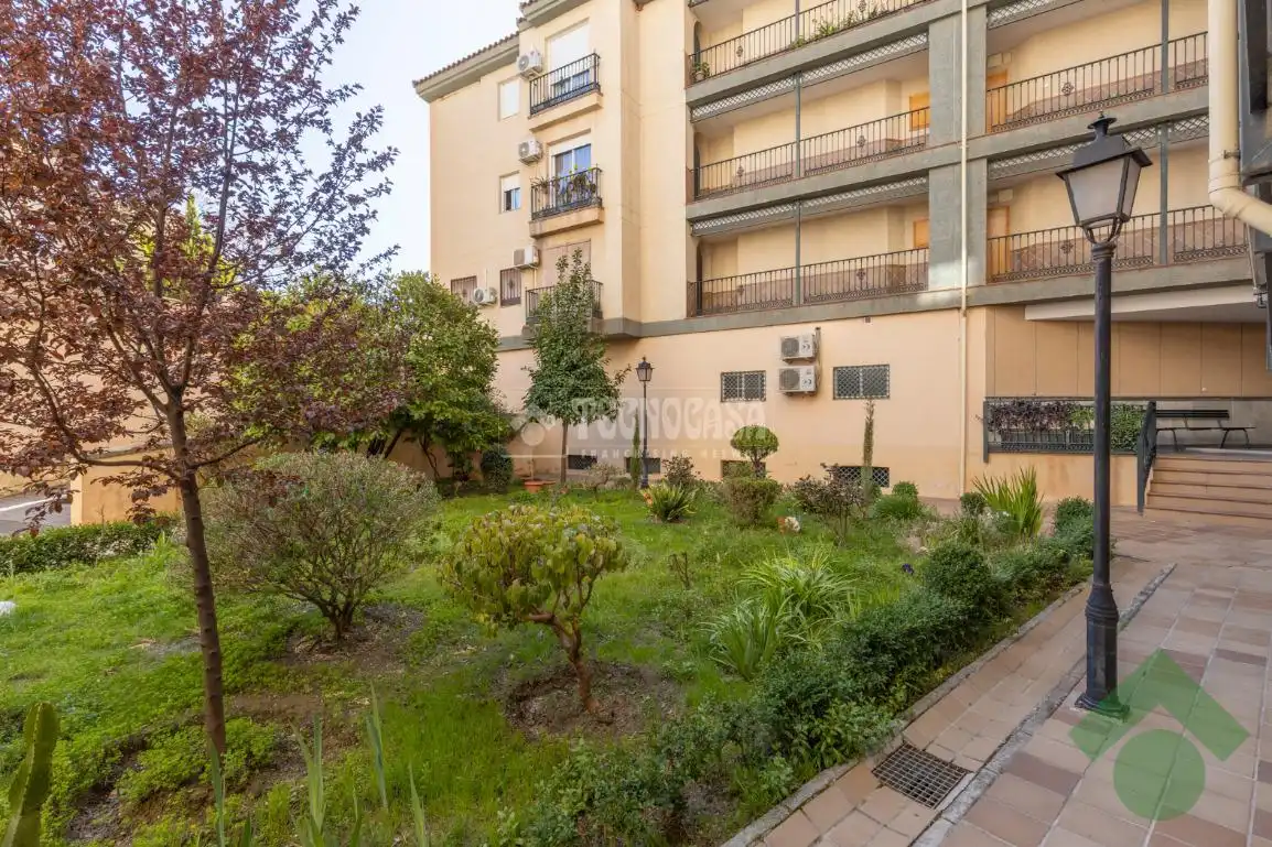 Jardín de Piso en venta en Ogíjares con Calefacción, Parquet y Amueblado