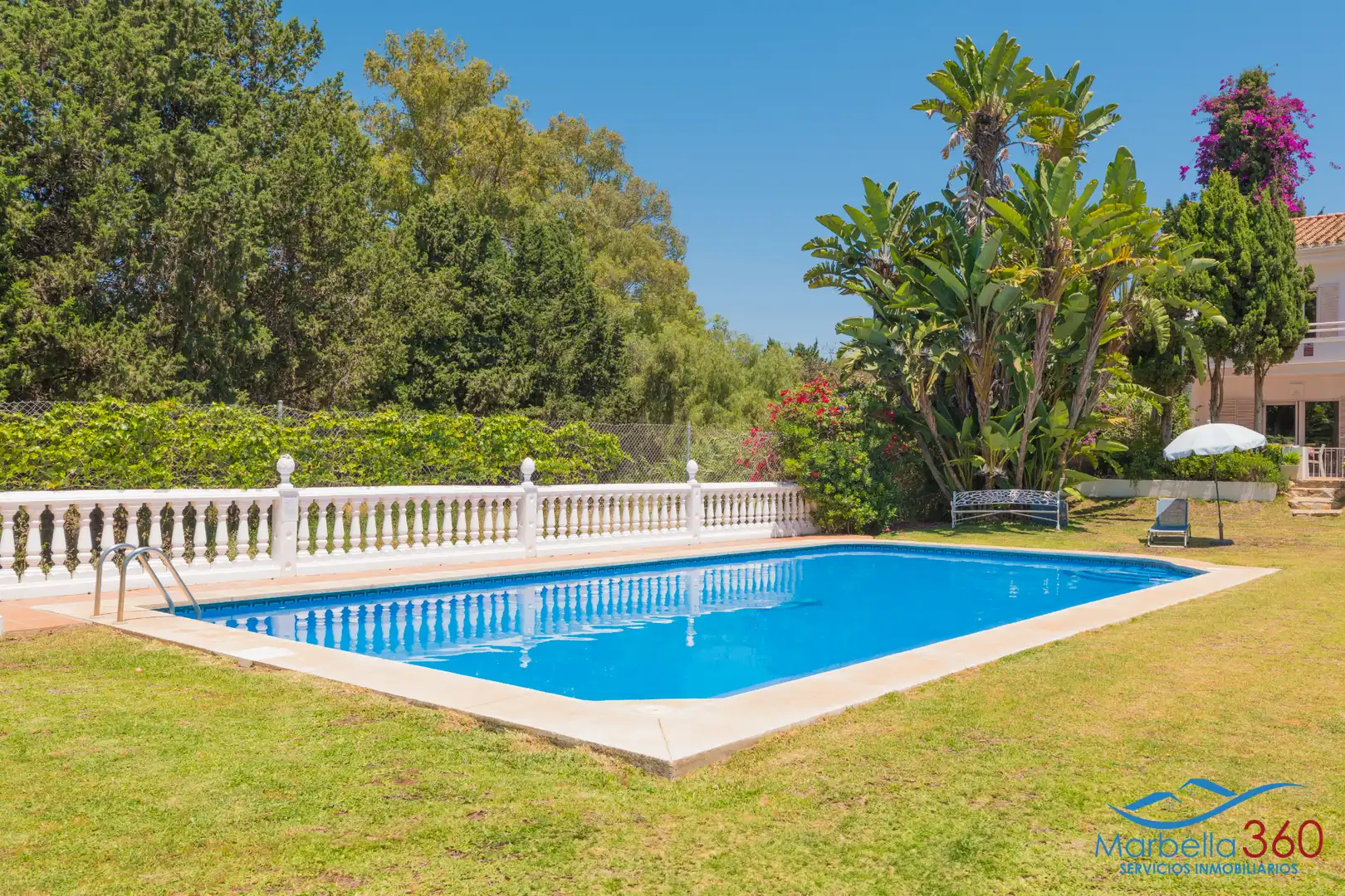Piscina de Casa adosada en venda en Marbella amb Aire condicionat, Calefacció i Terrassa