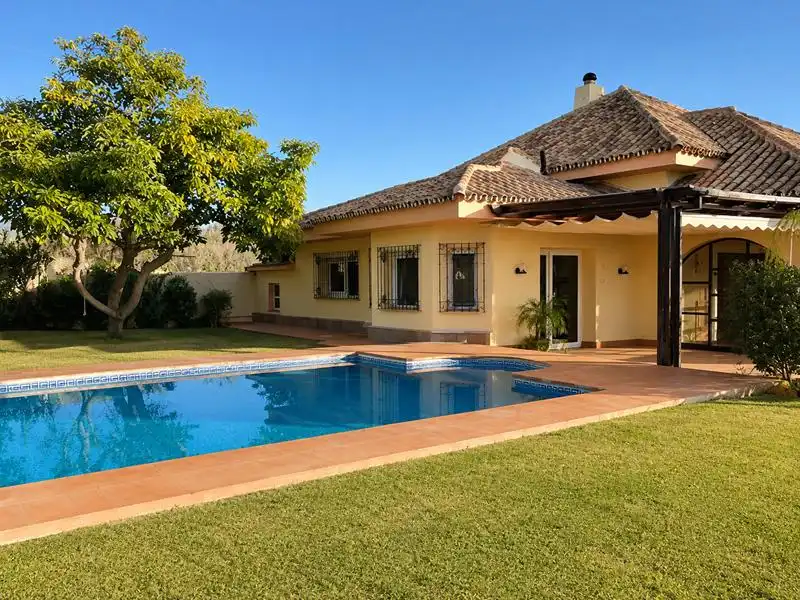 Chalet con piscina en venta en Selwo