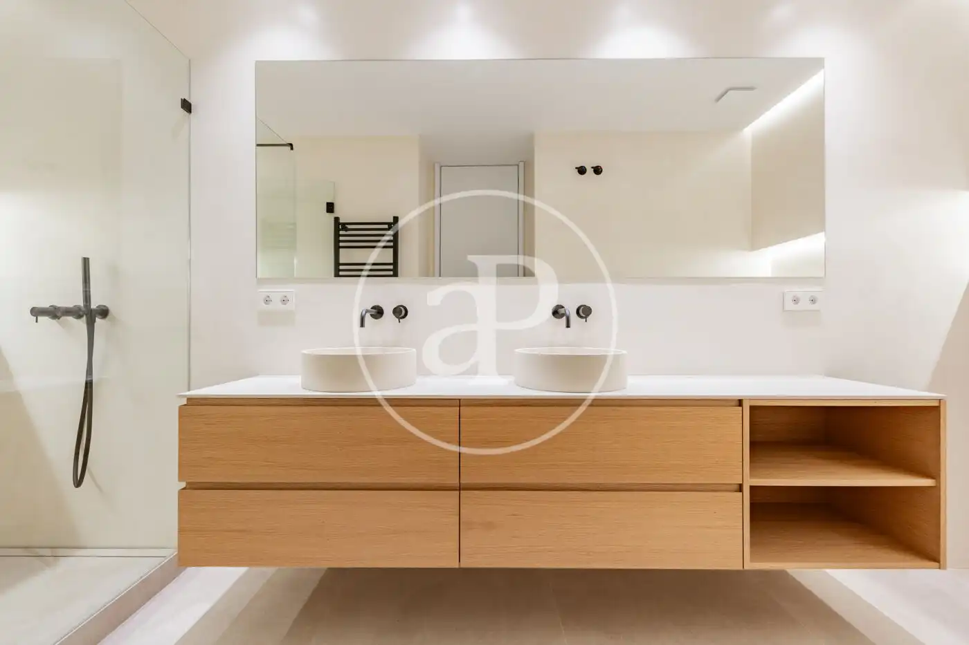 Bathroom of Flat for sale in Madrid  with Air Conditioner, Heating and Balcony