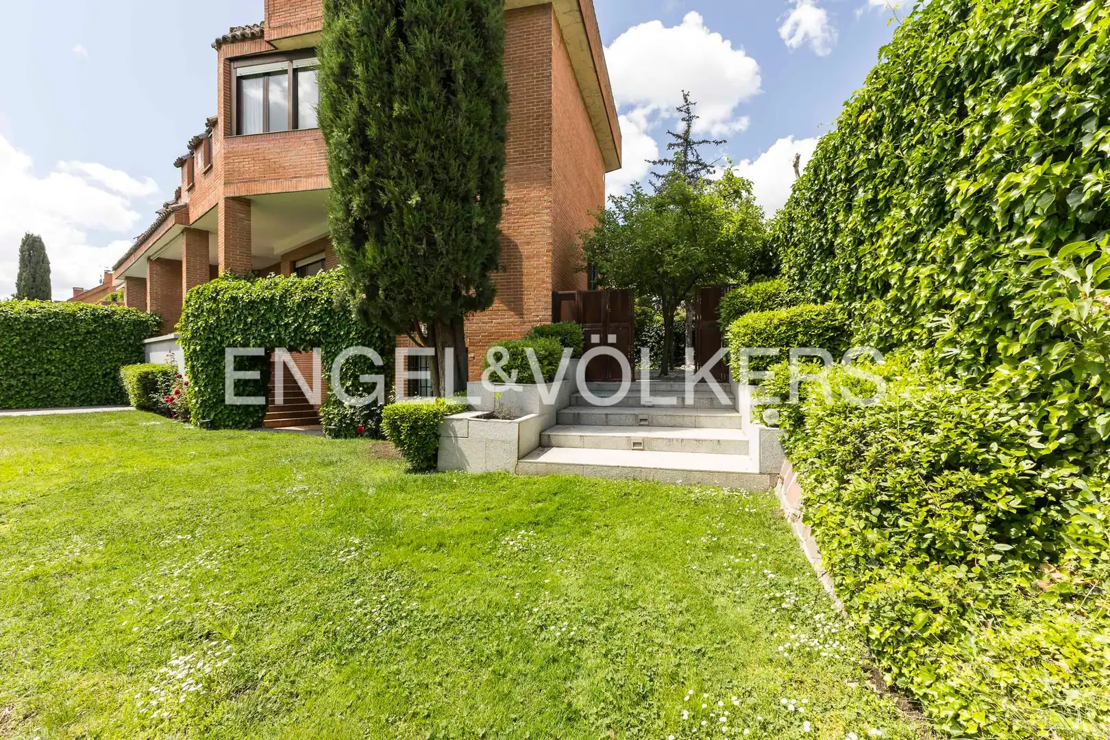Vista exterior de Casa o chalet de alquiler en Pozuelo de Alarcón con Aire acondicionado, Calefacción y Jardín privado