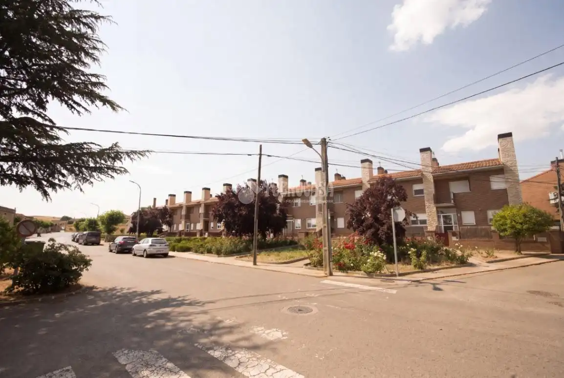 Vista exterior de Casa adosada en venda en Aldearrubia amb Calefacció, Jardí privat i Terrassa