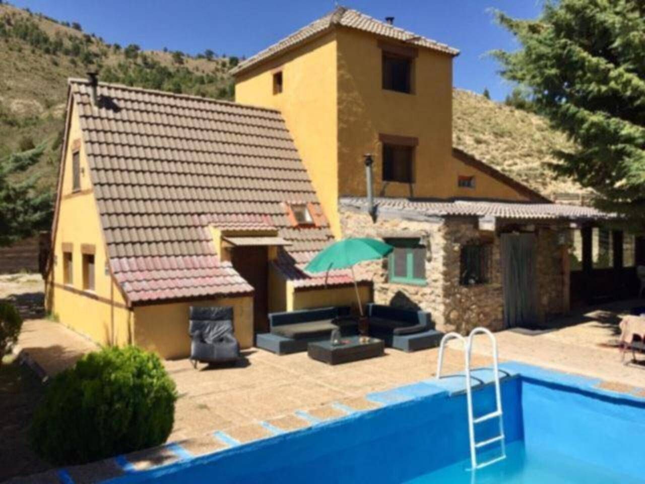 Vista exterior de Finca rústica en venda en Camarena de la Sierra amb Jardí privat i Terrassa