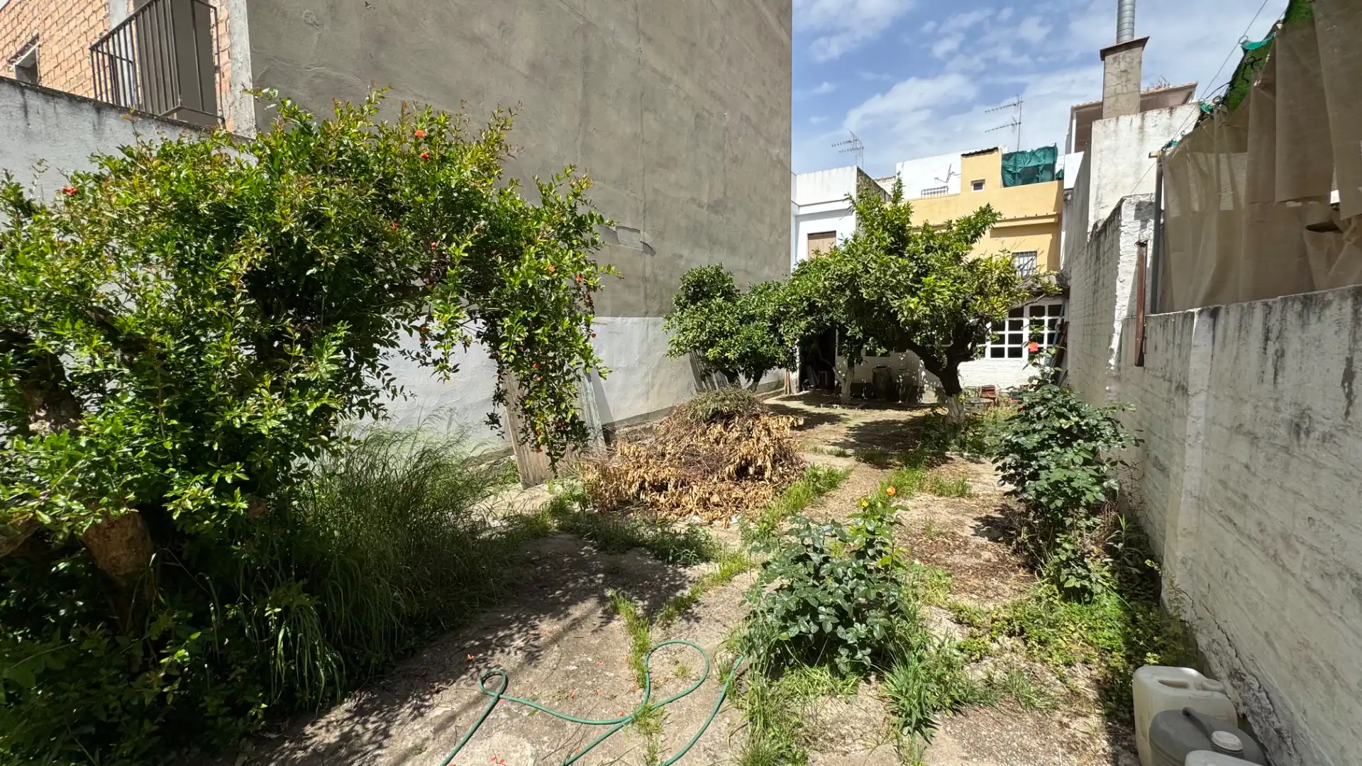 Houses for sale in Brenes  with Air Conditioner, Private garden and Furnished