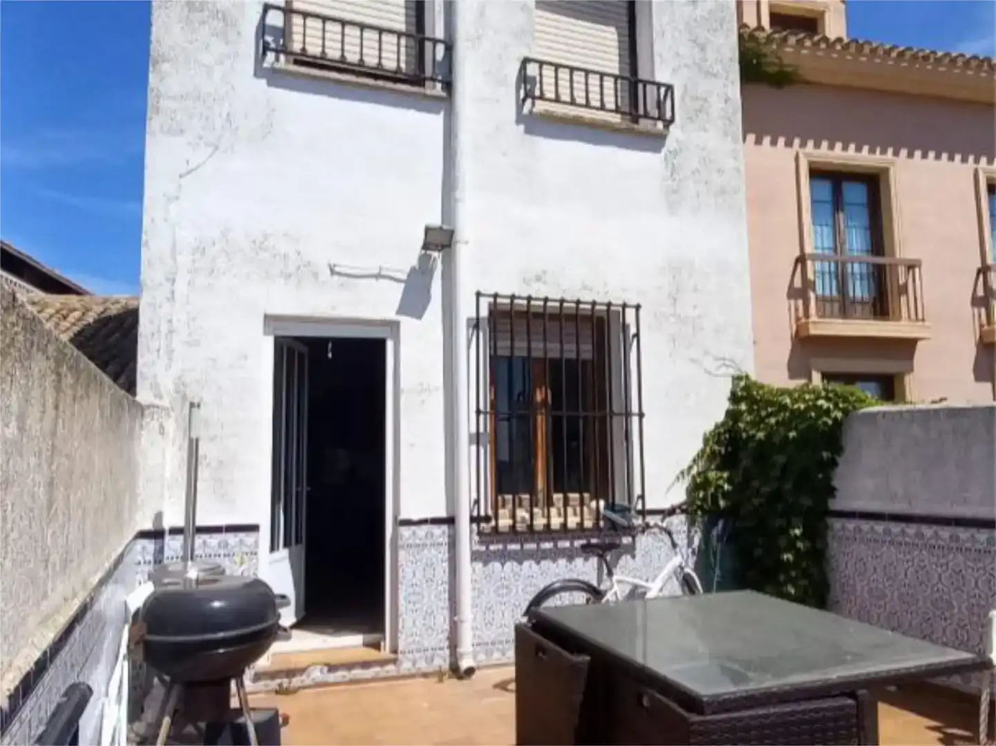 Vista exterior de Casa adosada en venda en Alarcón amb Moblat i Balcó