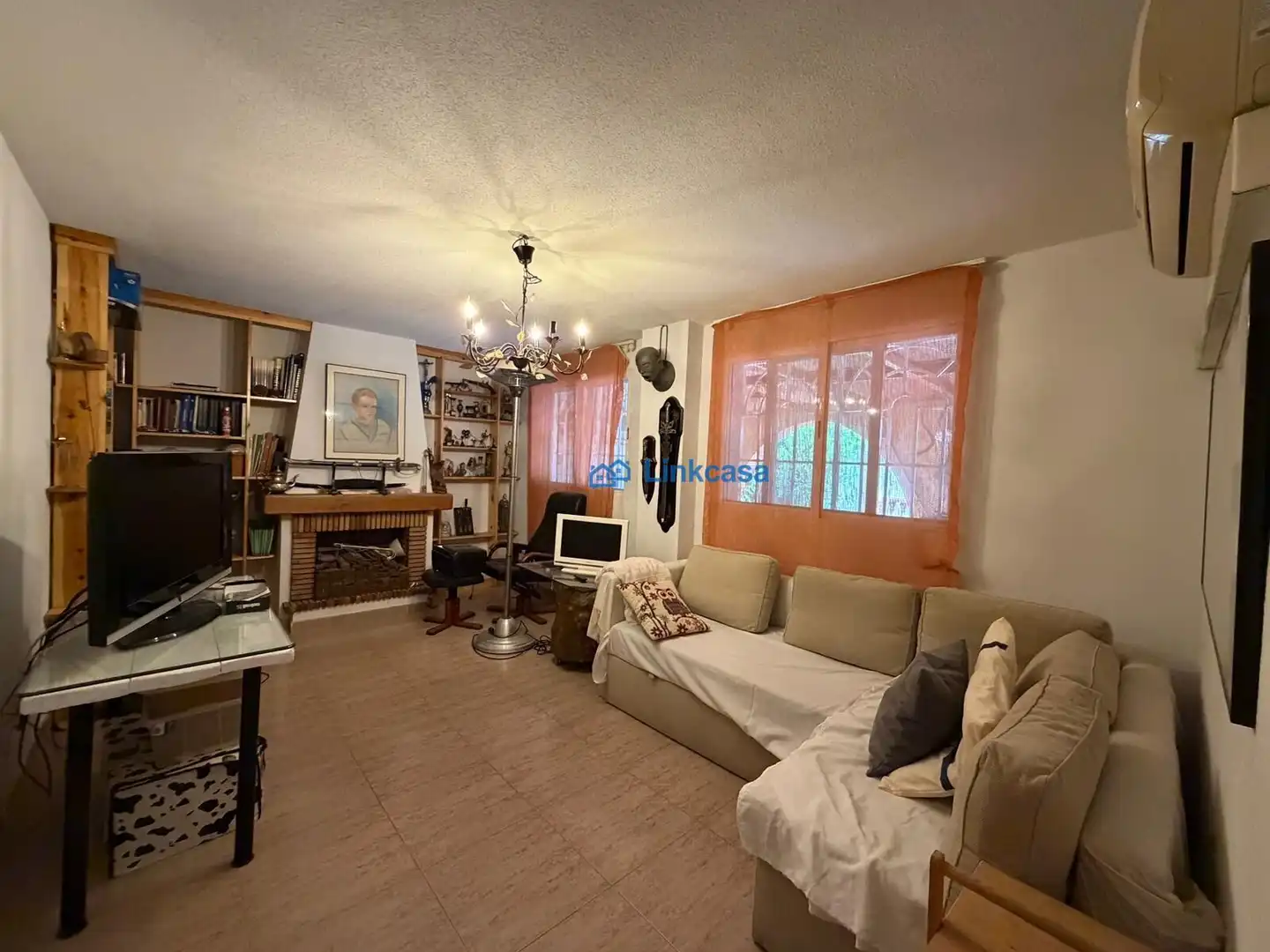 Sala de estar de Casa adosada en venta en Velilla de San Antonio con Aire acondicionado, Calefacción y Jardín privado