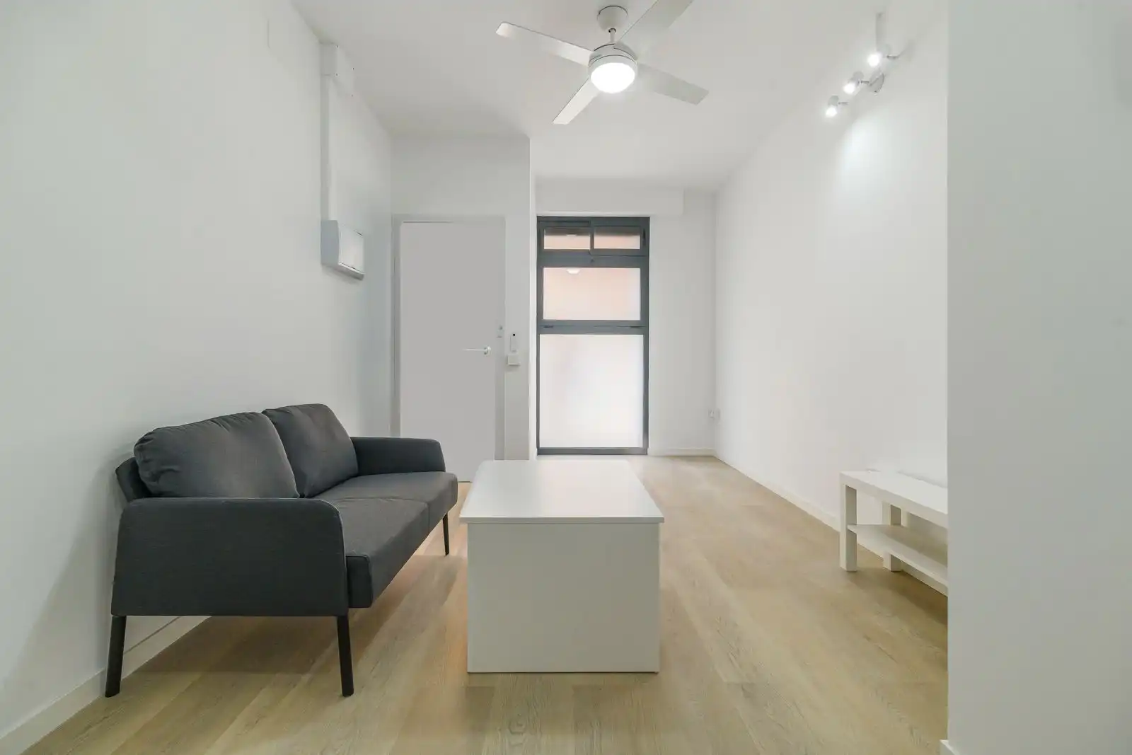 Sala d'estar de Estudi en venda en L'Hospitalet de Llobregat amb Moblat