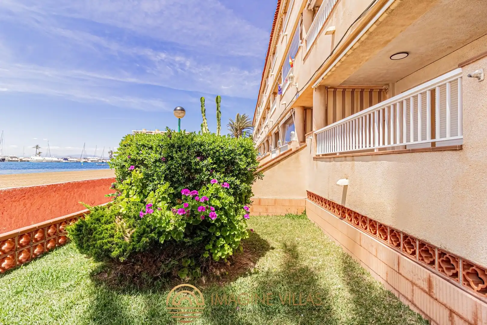 Vista exterior de Apartamento en venta en La Manga del Mar Menor con Amueblado y Piscina comunitaria