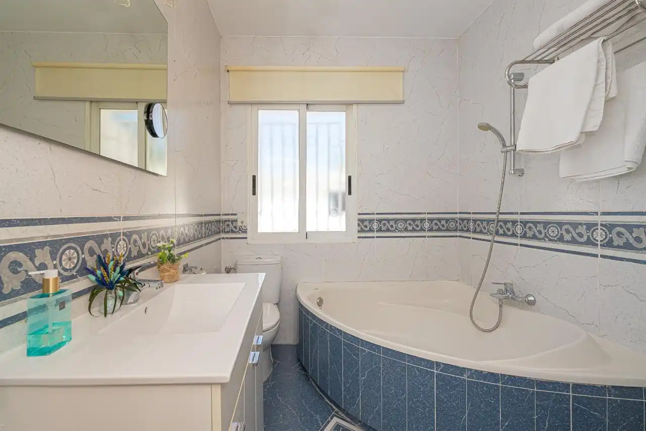 Baño de Casa o chalet en venta en La Nucia con Aire acondicionado, Jardín privado y Piscina