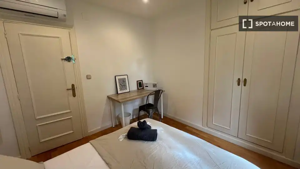 Bedroom of Flat for rent in Madrid  with Air Conditioner, Heating and Furnished