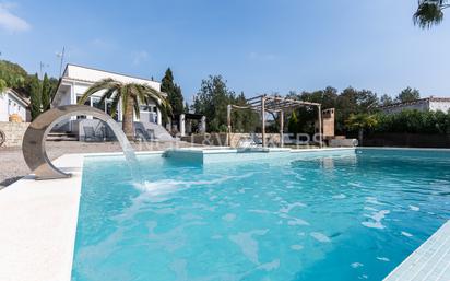 Piscina de Casa o xalet en venda en Sagunto / Sagunt amb Aire condicionat, Calefacció i Jardí privat