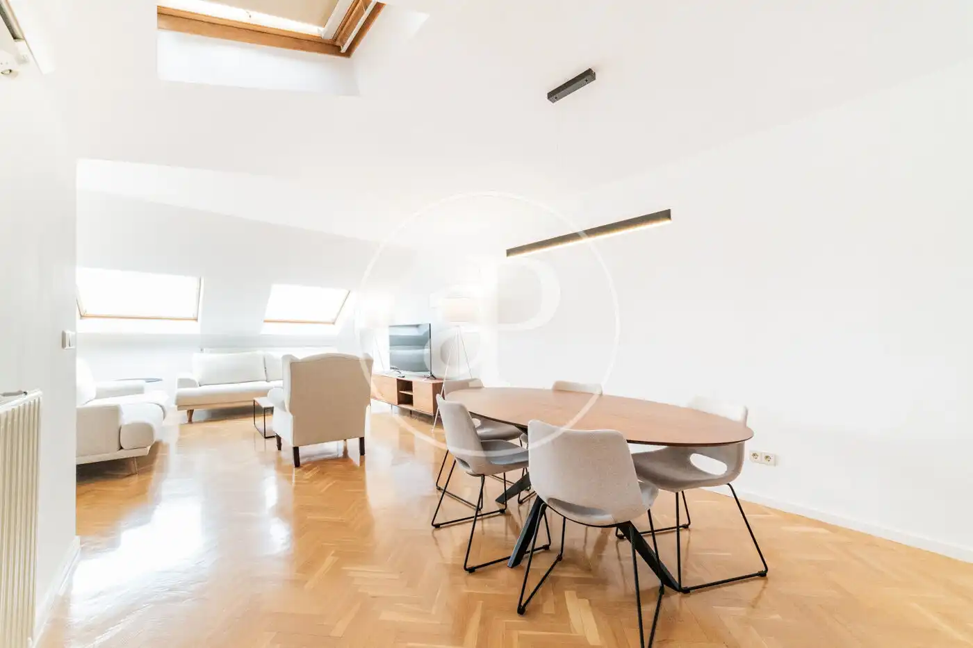 Sala d'estar de Àtic de lloguer en Madrid amb Aire condicionat, Calefacció i Moblat