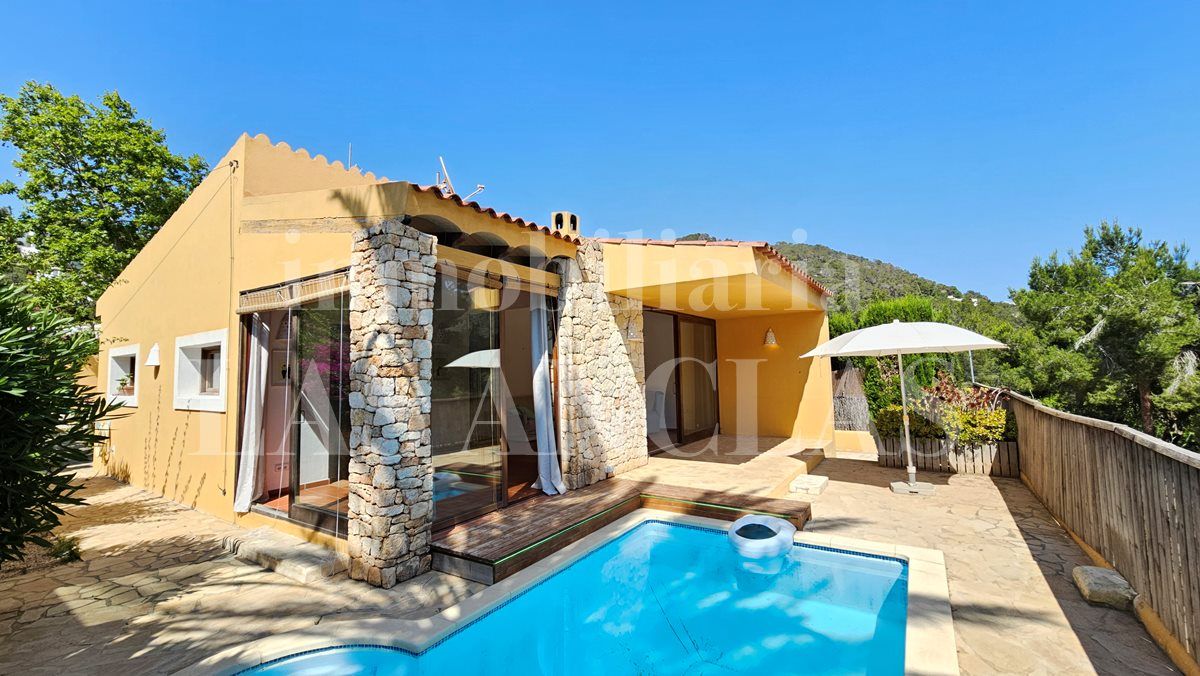 Vista exterior de Casa o xalet en venda en Santa Eulària des Riu amb Aire condicionat, Terrassa i Traster