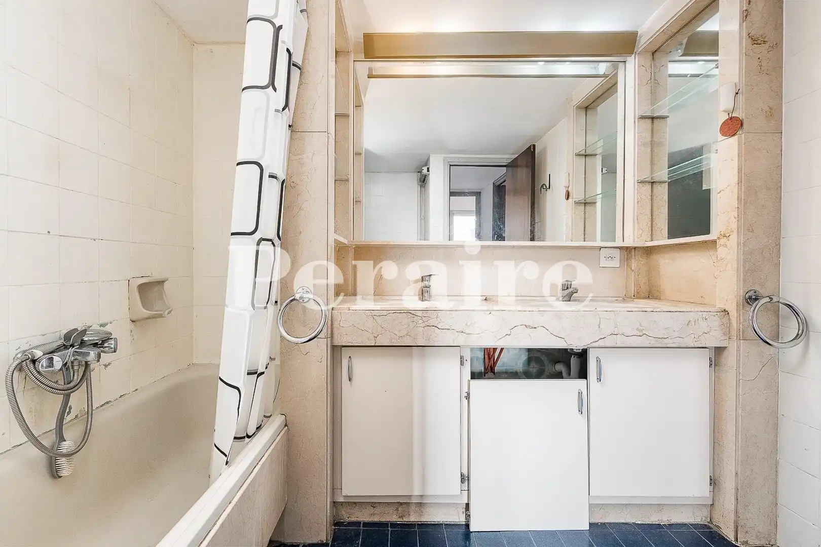 Bathroom of Flat for sale in Gràcia