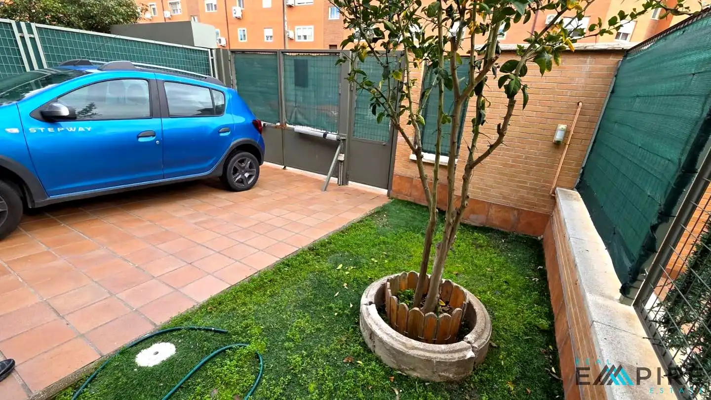 Jardí de Casa adosada en venda en Parla amb Aire condicionat, Calefacció i Jardí privat