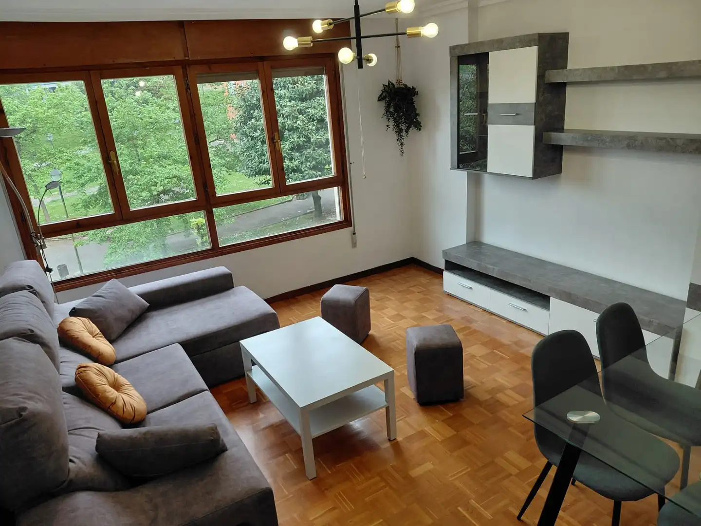 Sala de estar de Piso de alquiler en Oviedo  con Calefacción, Parquet y Trastero
