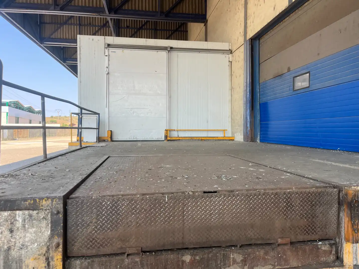 Vista exterior de Nau industrial de lloguer en Santovenia de la Valdoncina amb Calefacció i Alarma