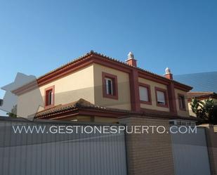 Vista exterior de Casa adosada de lloguer en El Puerto de Santa María amb Aire condicionat, Terrassa i Balcó