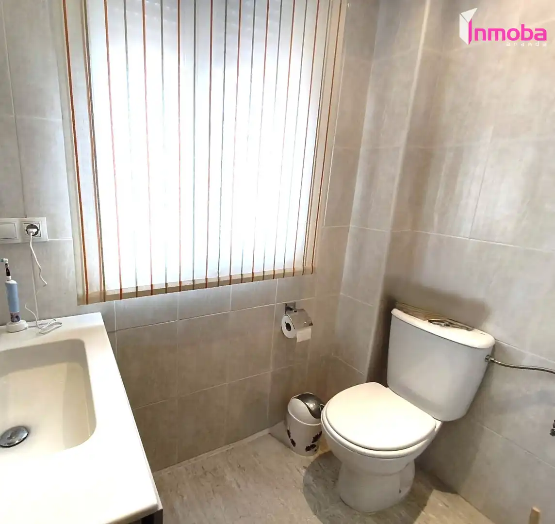 Baño de Casa adosada en venta en Aranda de Duero con Calefacción y Jardín privado