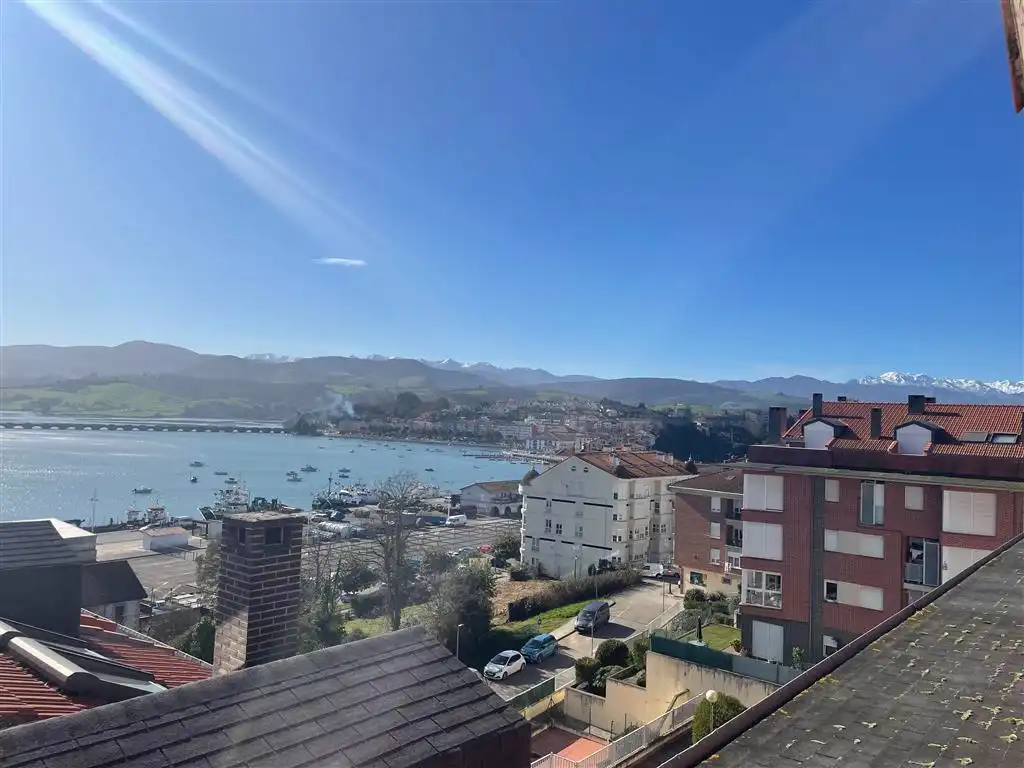 Vista exterior de Dúplex de lloguer amb opció a compra en San Vicente de la Barquera amb Calefacció, Parquet i Piscina