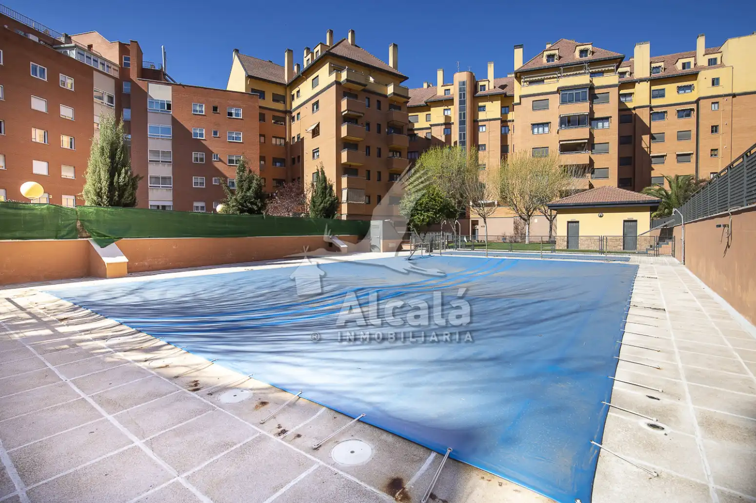 Swimming pool of Flat for sale in Alcalá de Henares  with Air Conditioner, Heating and Private garden