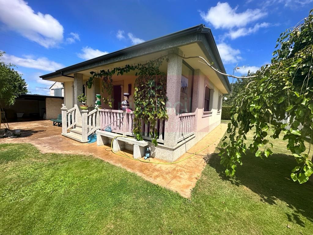 House or chalet for sale in Outeiro de Rei