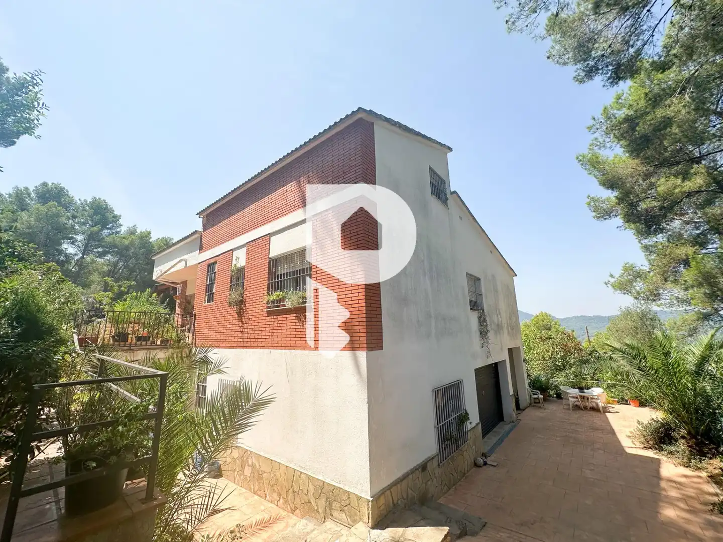 Vista exterior de Casa o xalet en venda en Pallejà amb Aire condicionat, Calefacció i Jardí privat