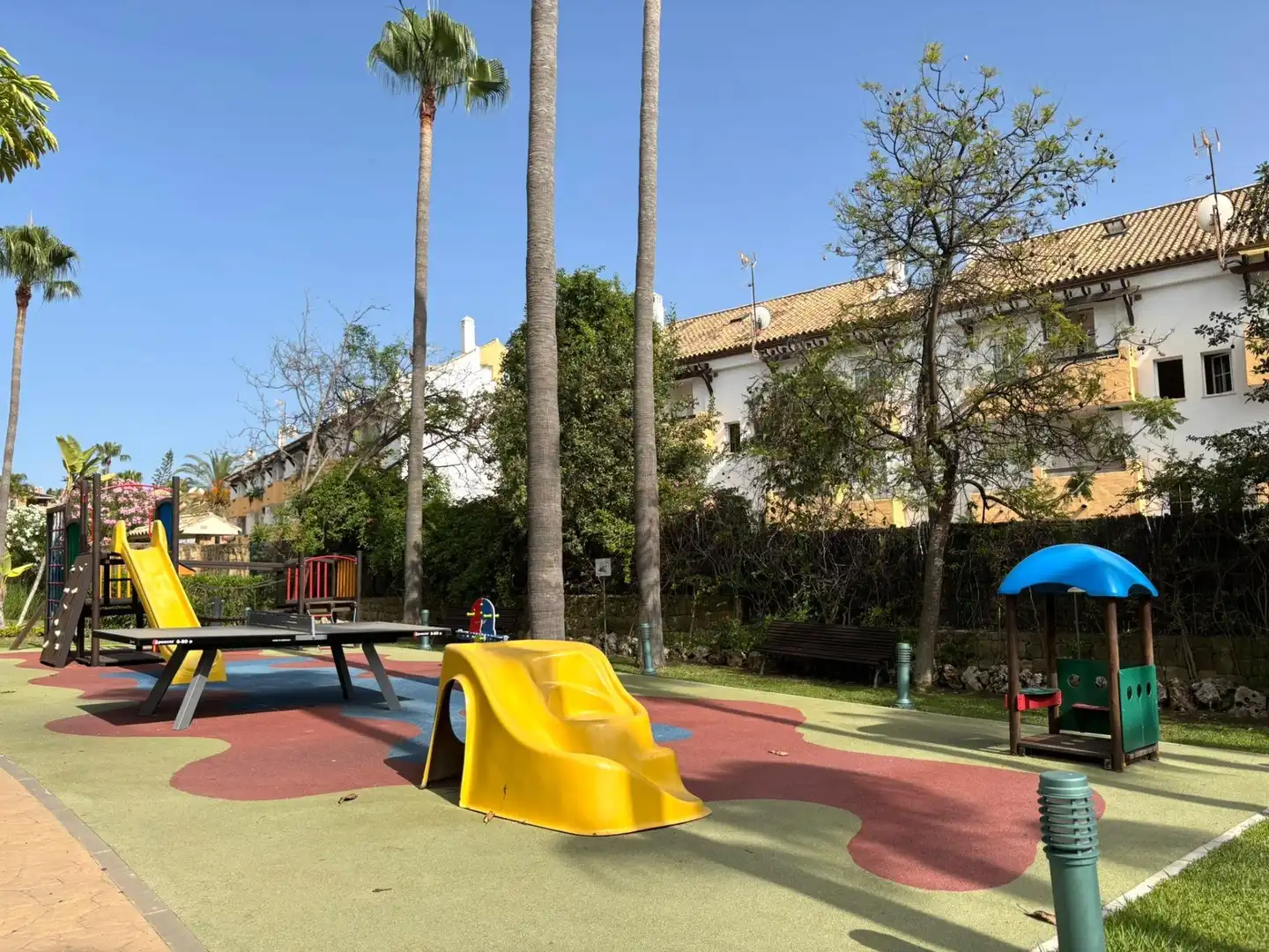 Vista exterior de Apartamento de alquiler en Marbella con Aire acondicionado, Terraza y Piscina comunitaria