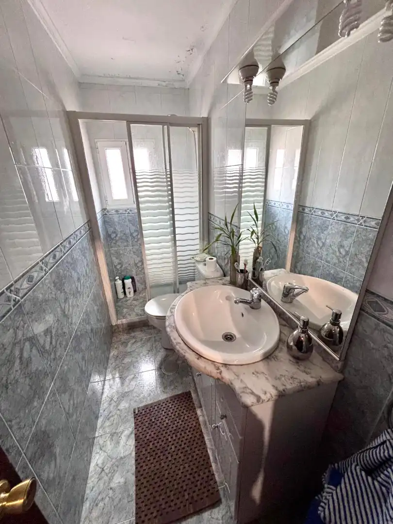 Badezimmer von Wohnung zum Verkauf in Gijón  mit Parkett, Möbliert und Ofen