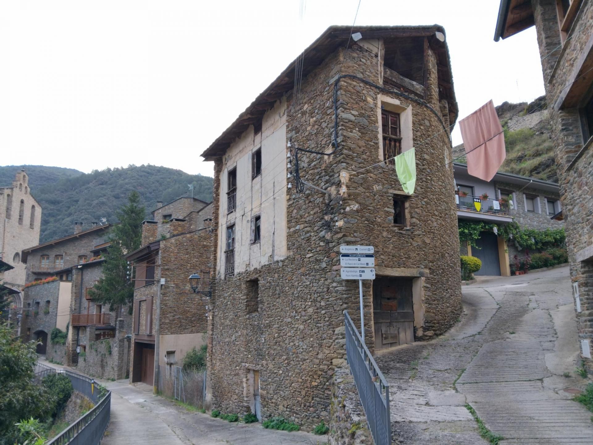 Vista exterior de Casa adosada en venda en Montferrer i Castellbò