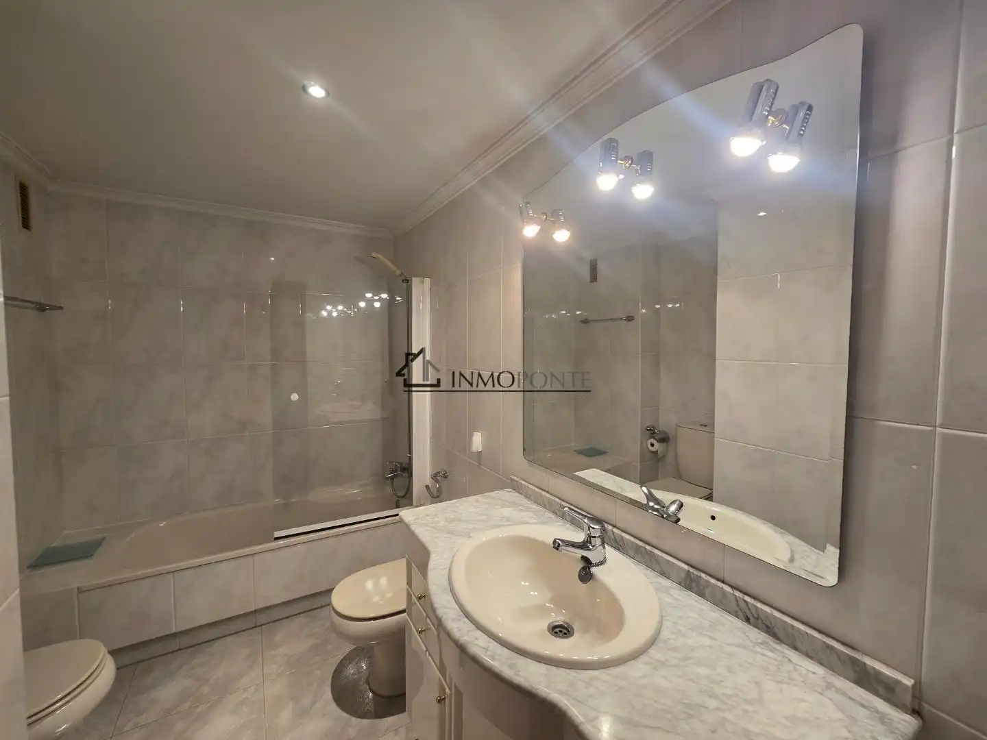 Bathroom of Flat for rent in Pontevedra Capital   with Heating, Oven and Washing machine