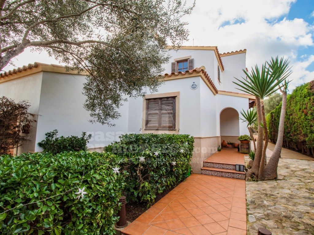 Vista exterior de Casa o xalet en venda en Es Migjorn Gran amb Calefacció i Jardí privat