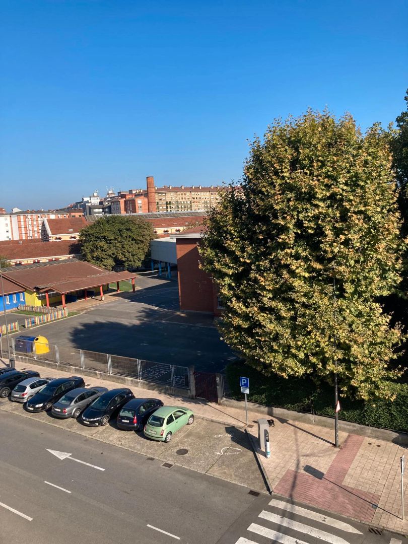 Vista exterior de Pis en venda en Avilés amb Calefacció