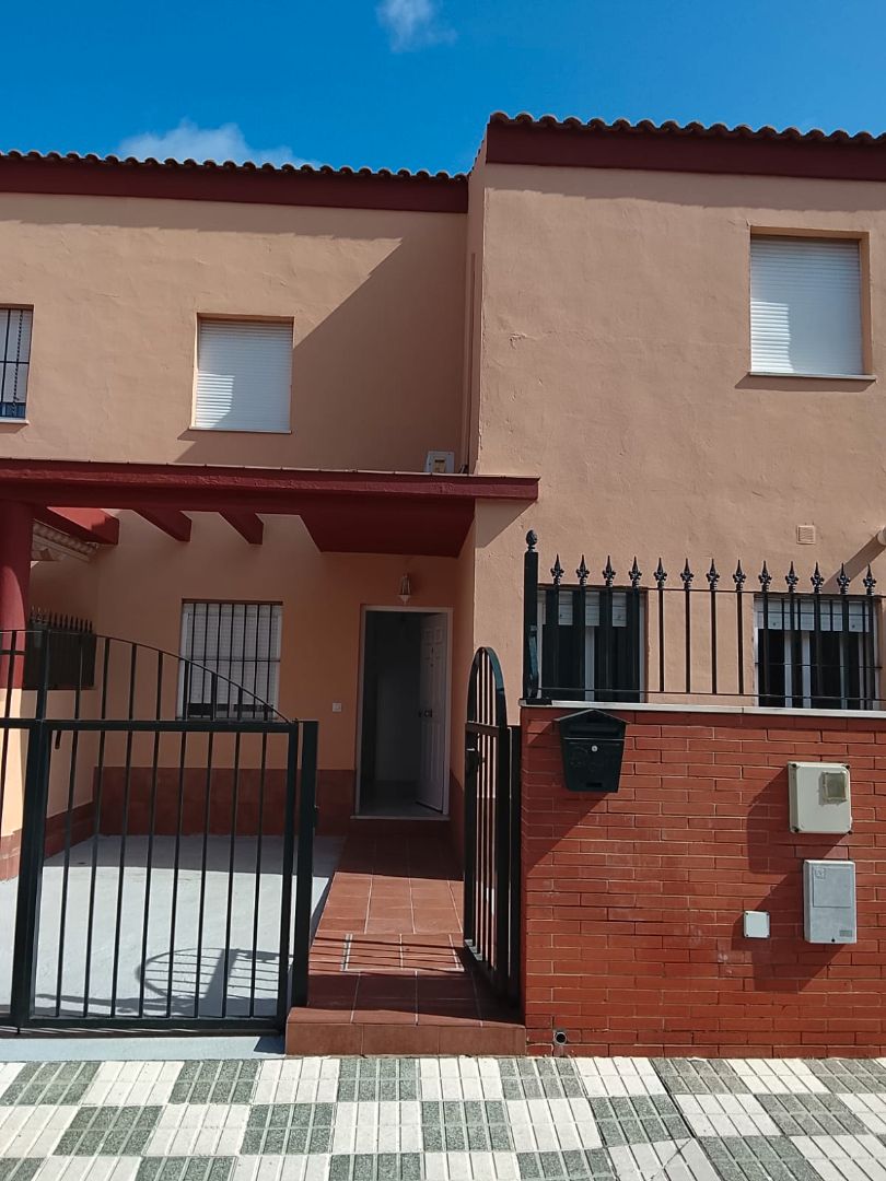 Vista exterior de Casa adosada en venda en Bormujos amb Aire condicionat i Terrassa