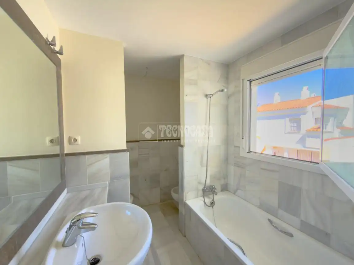 Badezimmer von Einfamilien-Reihenhaus zum Verkauf in Rota mit Klimaanlage, Terrasse und Abstellraum