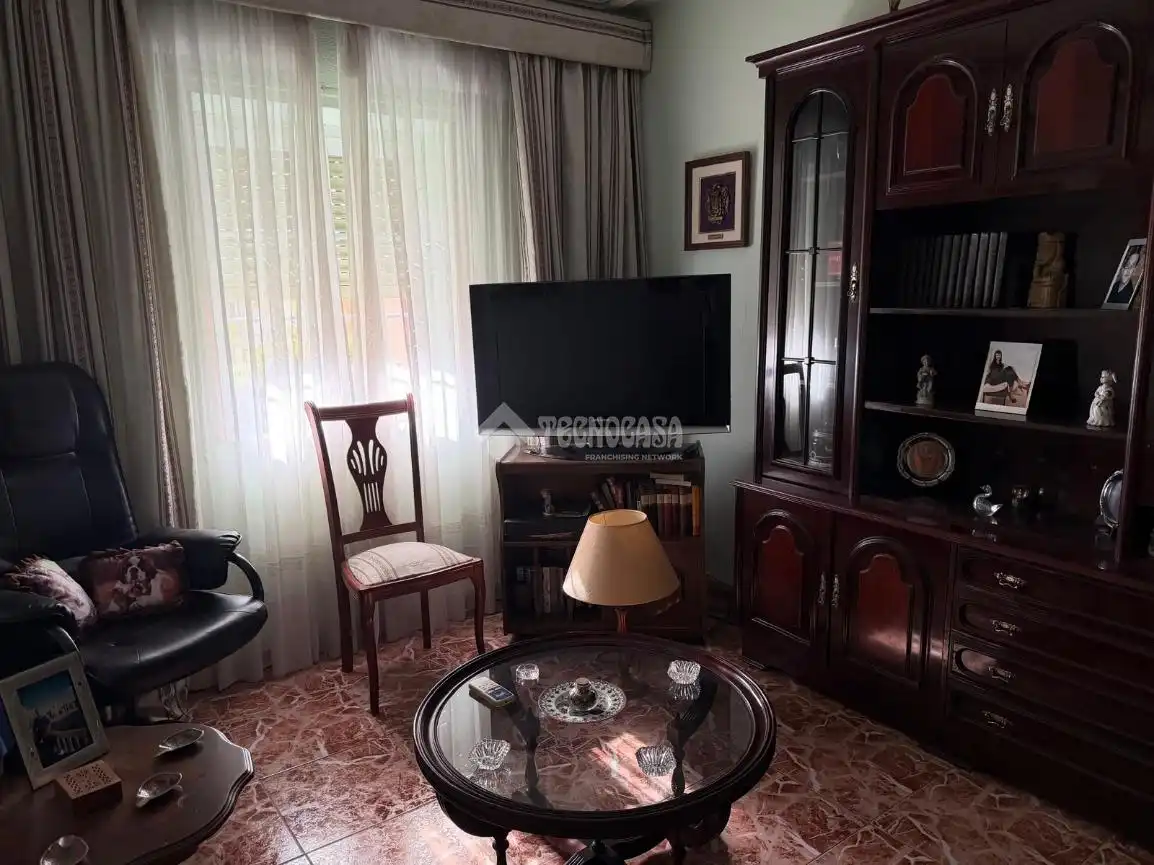 Sala d'estar de Casa adosada en venda en Jaén amb Aire condicionat, Terrassa i Moblat