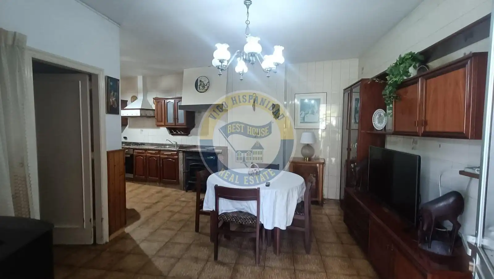 Cuina de Casa o xalet en venda en Vigo  amb Calefacció, Traster i Moblat
