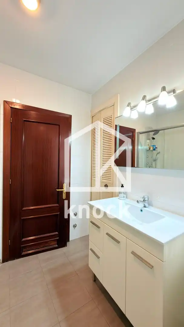 Bathroom of Flat for sale in Oviedo   with Heating and Parquet flooring