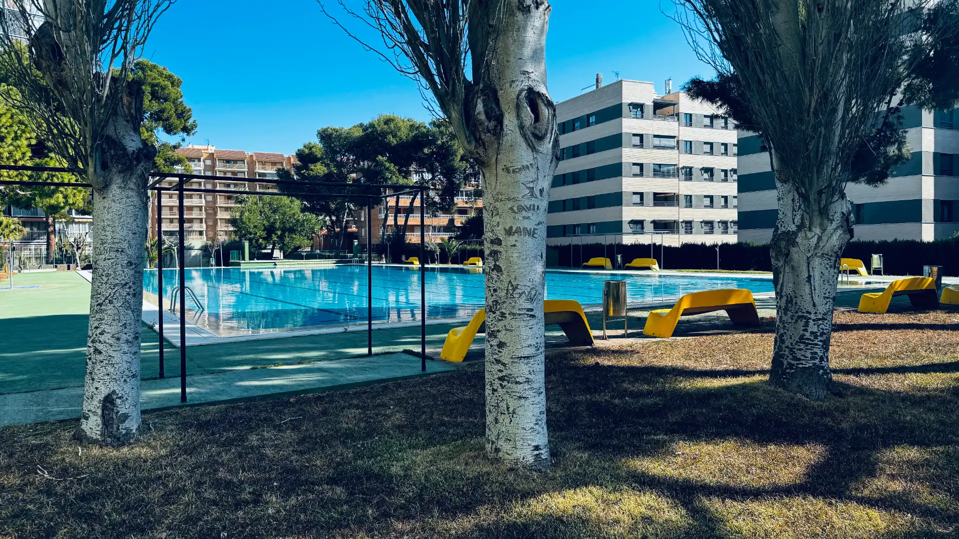 Piscina de Apartament en venda en Benicasim / Benicàssim amb Jardí privat, Terrassa i Moblat