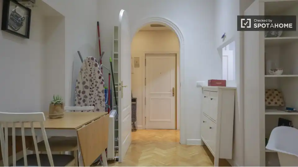 Room in Cortes - Huertas