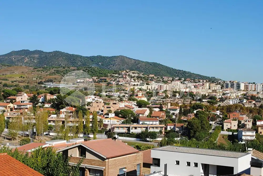 Vista exterior de Casa o xalet en venda en Alella amb Jardí privat, Terrassa i Piscina