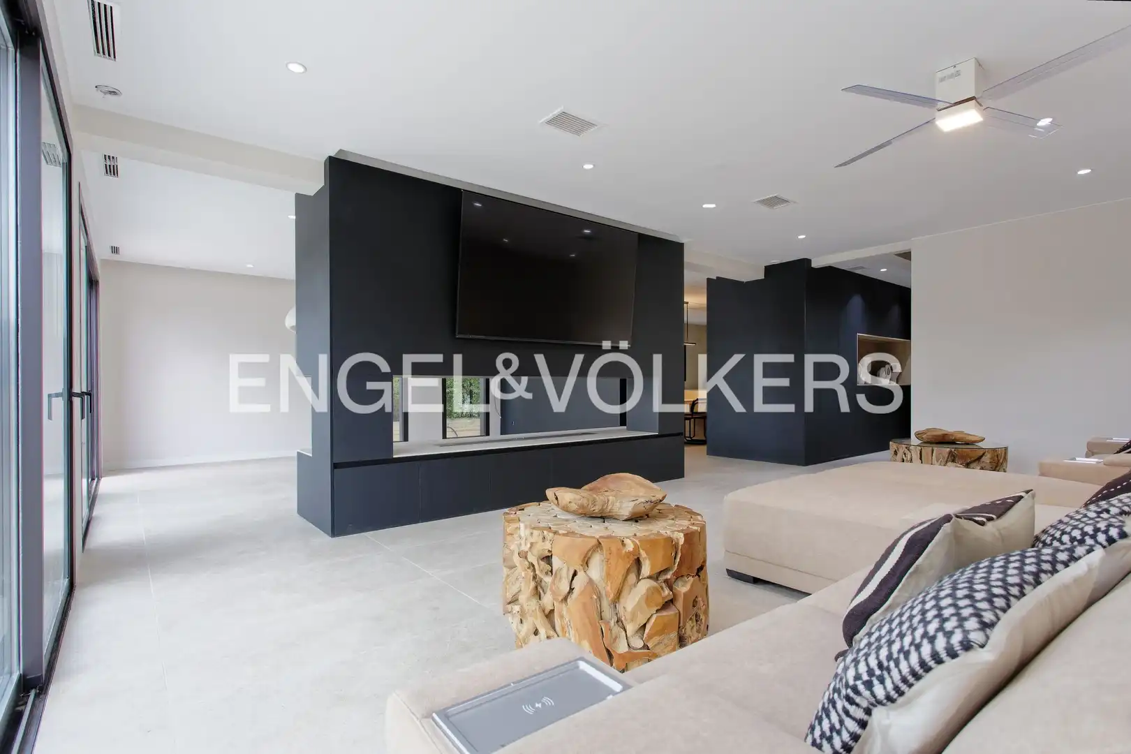Sala d'estar de Casa o xalet en venda en Sant Cugat del Vallès amb Aire condicionat, Calefacció i Jardí privat