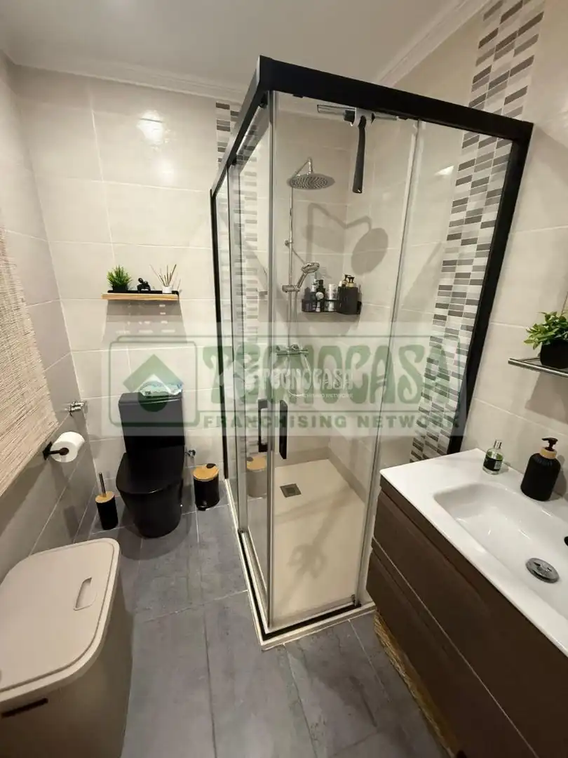 Baño de Piso en venta en Ronda con Calefacción y Balcón