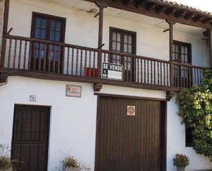 Vista exterior de Casa adosada en venda en Cabezón de la Sal amb Parquet i Balcó