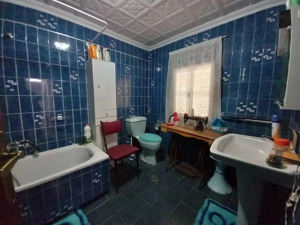 Badezimmer von Einfamilien-Reihenhaus zum Verkauf in Martos mit Terrasse und Möbliert