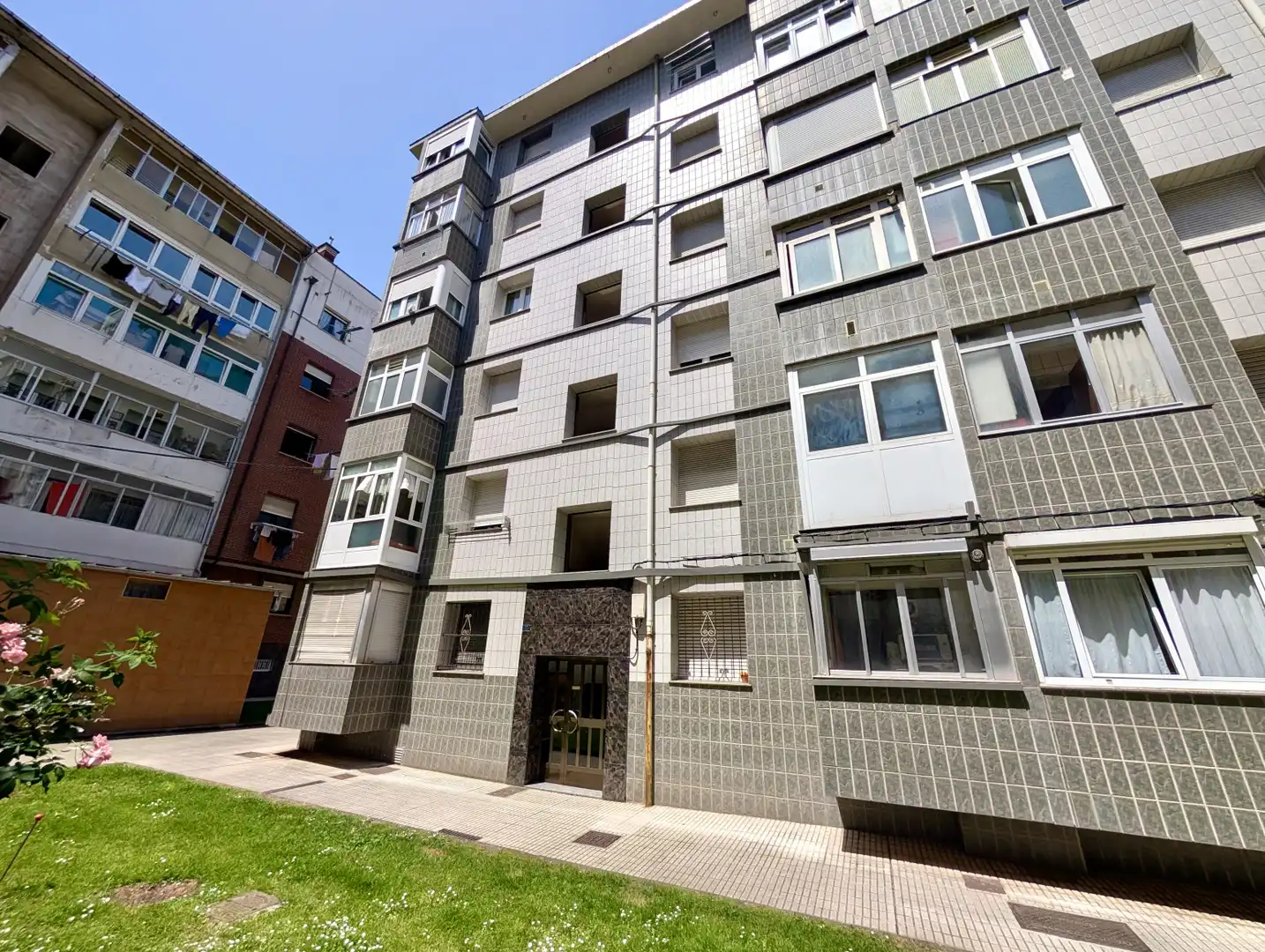 Vista exterior de Piso en venta en Gijón  con Trastero