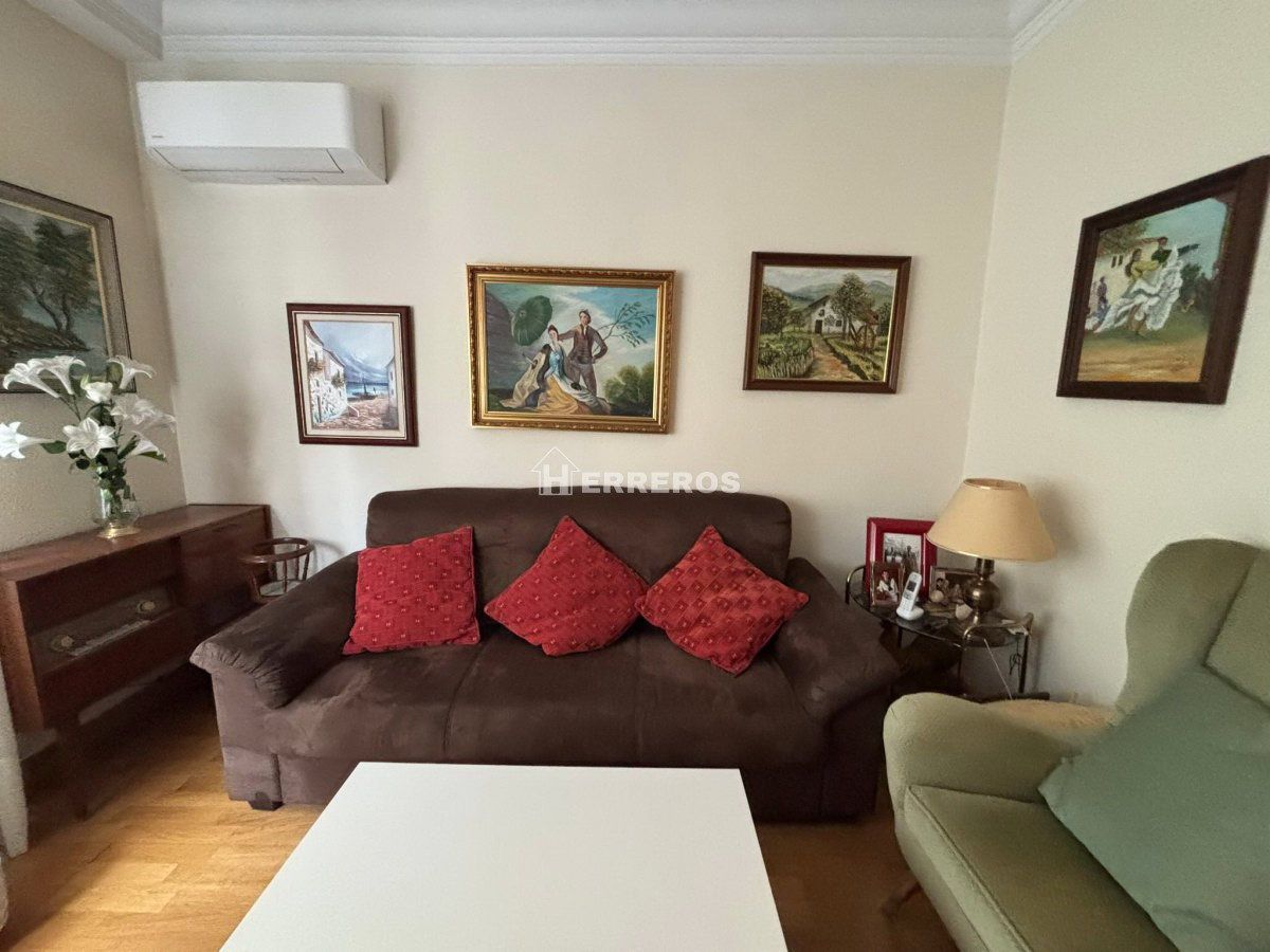 Living room of Flat for sale in  Logroño  with Air Conditioner, Heating and Parquet flooring