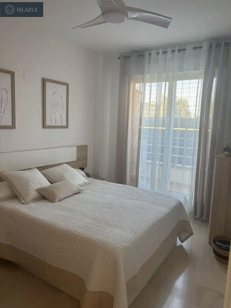 Dormitori de Casa adosada en venda en Isla Cristina amb Aire condicionat, Calefacció i Jardí privat